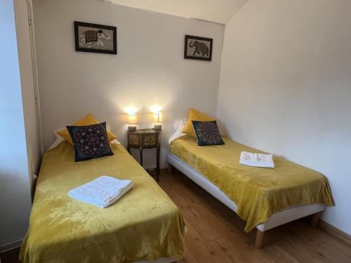 2 twin beds