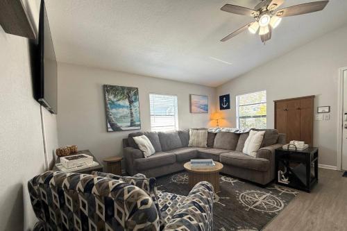 Shells of Paradise a Cozy, Pet-Friendly Tampa Home with Heated & Screened Pool 4 miles to Adventure Island and Busch Garden in Tampa, USA