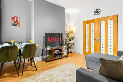 Comfortable 4 Bed Home - Free Parking & Fast WiFi – khách sạn tại Denton