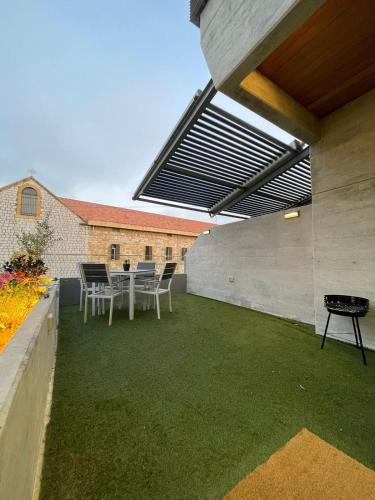 1BR Apt with Terrace in Heart of Broumana – khách sạn tại Roumie