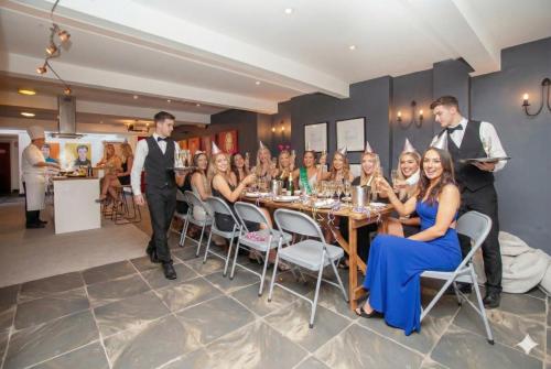 Quirky Cardiff Bay Hen House Sleeps 14-16 – khách sạn tại Cardiff Bay