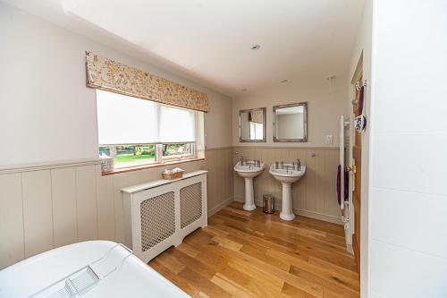 Stoodleigh Court Coach House B & B - image 6