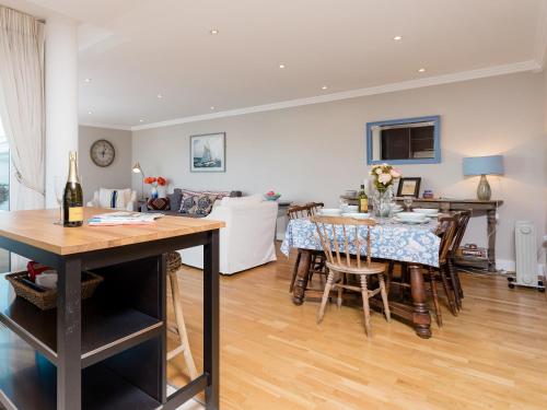 16 Marinus, Cowes (photo 7)