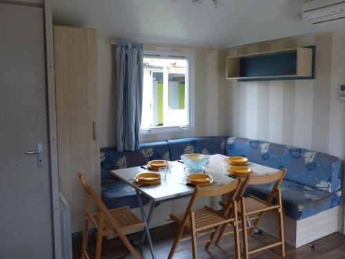 Mobil home confortable avec terrasse à Bignac, 6 personnes - API-1-52-1227 (Mobil home confortable avec terrasse a Bignac, 6 personnes - API-1-52-1227) in Montignac-Charente