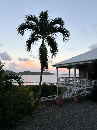 BLUE PEARL VILLA in St John USVI - breathtaking ocean views, private pool, backup power, air conditi – khách sạn tại East End