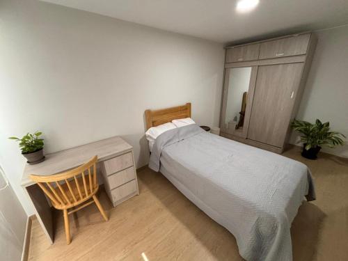 Amplia habitación con baño propio a 20 min del aeropuerto