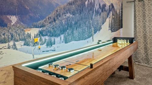 Slopeside Escape by AvantStay Walk to Ski Lifts Arcade Games Shuffleboard in Tannersville, USA