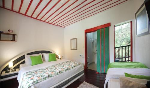 1 king bed, 1 twin bed