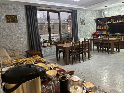 Ninama in เมสเตีย