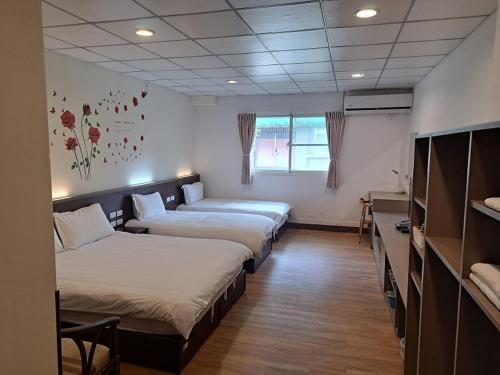 1 double bed, 2 twin beds