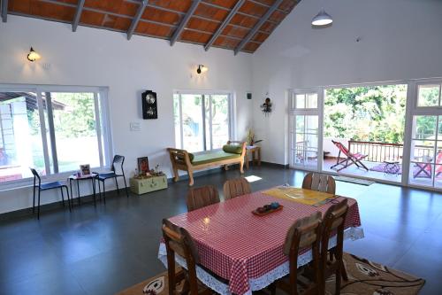 Restorāns, Whispering Meadows By Dazzle Destinations - Coorg in Kusubur