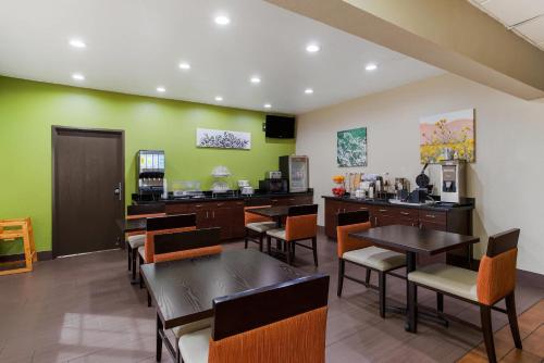 Sleep Inn University - image 26
