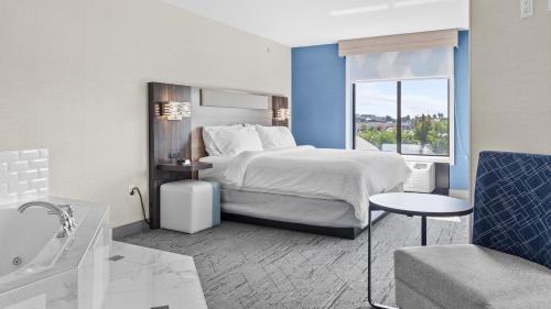 Holiday Inn Express Hotel & Suites Manchester - Airport By IHG in Manchester (NH)
