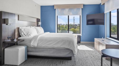Holiday Inn Express Hotel & Suites Manchester - Airport By IHG in Manchester (NH)