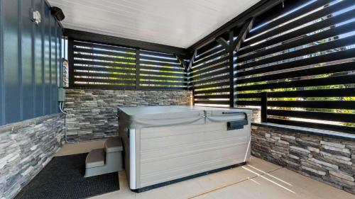 Blue Heron by AvantStay Lakefront Dock Pool Theater Sleeps 22 in Lake Norman of Catawba, USA