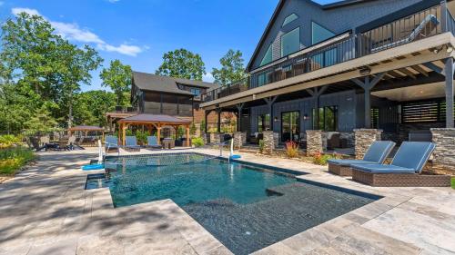 Blue Heron by AvantStay Lakefront Dock Pool Theater Sleeps 22 in Lake Norman of Catawba, USA
