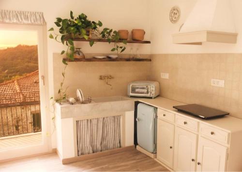 virtuve, Borgo del Canto - Traditional Country Retreat - 30 Min from the Sea! in Borghetto dʼArroscia