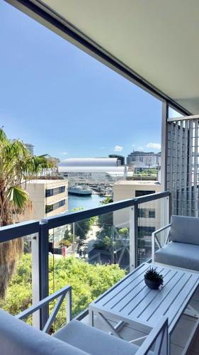 Modern 1BR Barangaroo Apartment with Waterfront Balcony Views & Private Parking – khách sạn tại Darling Harbour