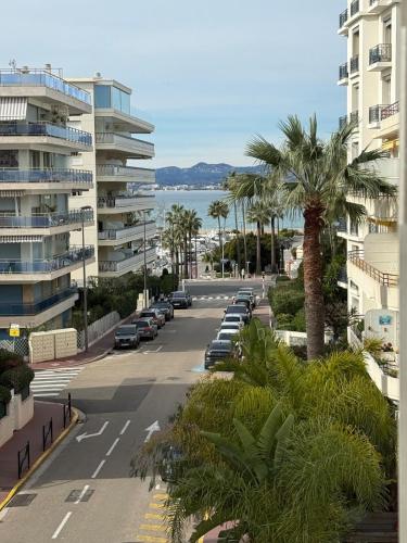 Spacious 2-bedroom sea view with parking in Palm Beach