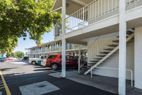 Motel 6-Reno NV - Virginia Plumb - image 3