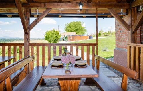 Kuća za odmor s bazenom i panoramskim pogledom - Terrace by David (Kuca za odmor s bazenom i panoramskim pogledom - Terrace by David) in Veļiko Trgovišče