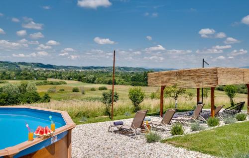 Kuća za odmor s bazenom i panoramskim pogledom - Terrace by David (Kuca za odmor s bazenom i panoramskim pogledom - Terrace by David) in Veļiko Trgovišče