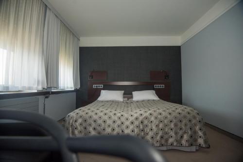 2 twin beds