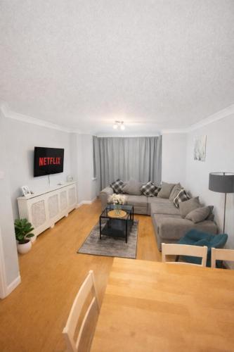 5 Bedroom Contractor Relocation stay with fast WIFI Weekly & Monthly Surrey in Runnymede