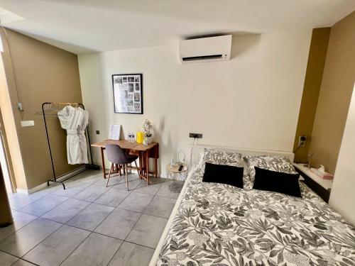 Studette de 17m2 avec parking prive gratuit Climatisation et petite cuisine in Menton