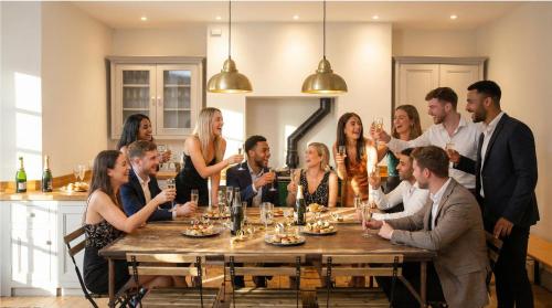 Stag & Hen Retreat - Walk to Nightlife - Sleeps 16 - Bristol