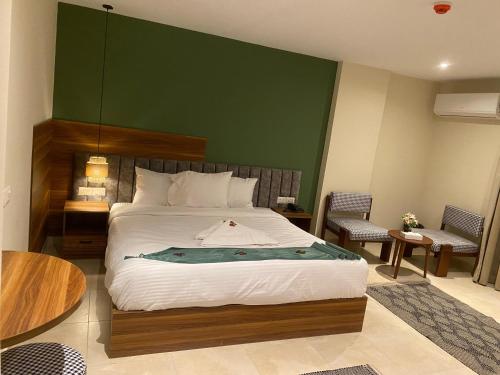 room detail thumbnail 2