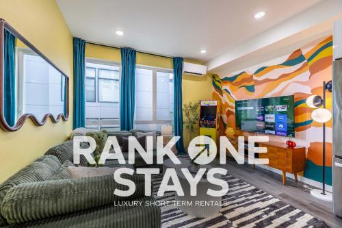 Movie Theater Rooftop King Bed Arcade BBQ – khách sạn tại Squire Park