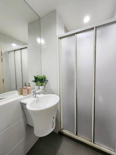 Homely Condo Minimal Style Near BTS Silom line - image 14
