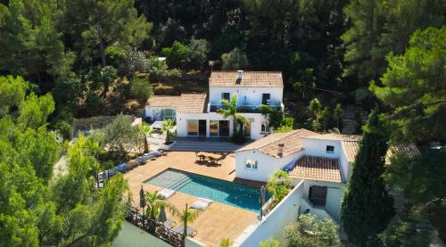 VILLA HOLISTIKA : BED AND BREAKFAST / POOL / AIR CONDITIONING/ MONT FARON TOULON chambre d'hôte Le Revest-les-Eaux