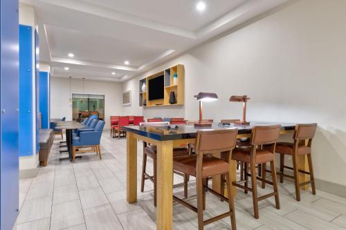 Holiday Inn Express Hotel & Suites Amarillo South an IHG Hotel - image 36