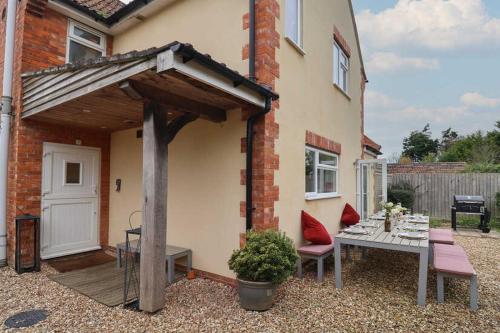 Comoditats, King Arthur's Rest House, Hot Tub & Garden Sleeps 10 in Cary