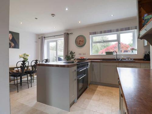 Cuina, King Arthur's Rest House, Hot Tub & Garden Sleeps 10 in Cary