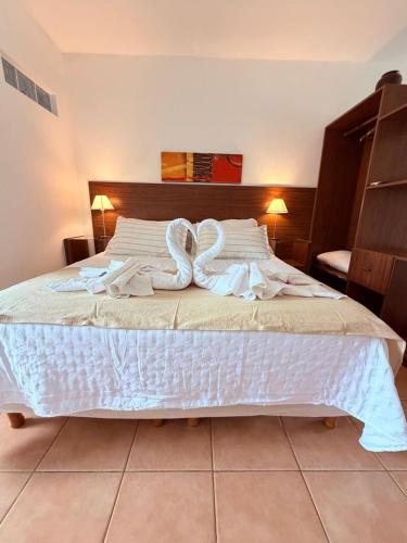 1 queen bed, 2 sofa beds