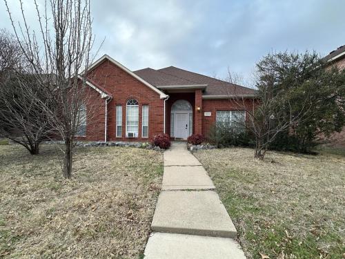 Family Friendly - 4BR Home, 4 Queen Beds, 2 and half Baths - Non Smoking in Plano (TX)