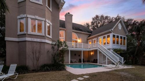 28 Beachwood West by AvantStay Close to Beach Multiple Decks Private Pool in Isle of Palms, USA