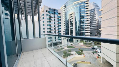 Varanda/terraço, Cozy Studio with Balcony - Near Metro - Fast Wi-Fi in Madinat Zayid