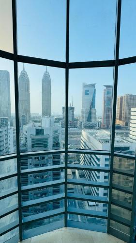 Varanda/terraço, Cozy Studio with Balcony - Near Metro - Fast Wi-Fi in Madinat Zayid