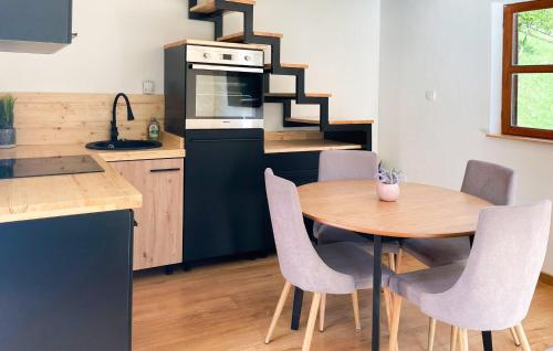 virtuve, Pet Friendly Home In Slunj in Gornji Budacki