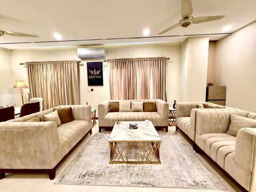 Aesthetic 2BHK Condo 360 Sunset View Rooftop Pool – khách sạn tại DHA Phase II