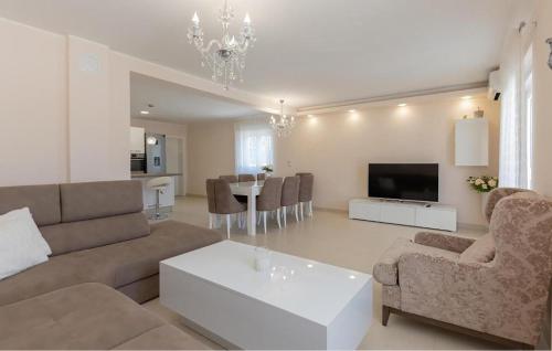Gorgeous Home In Hrscevani in Drum