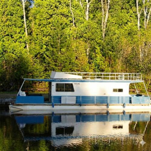 Vaade, Stylish House Boat - Adventure Basecamp - Sleeps 5 - Wi-Fi HB07 in Babbitt