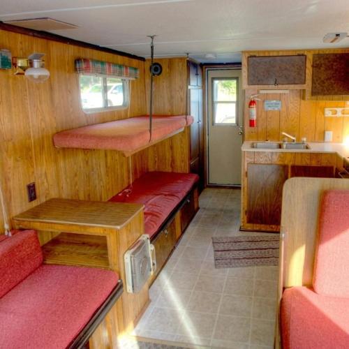 Hotelli välisilme, Stylish House Boat - Adventure Basecamp - Sleeps 5 - Wi-Fi HB07 in Babbitt