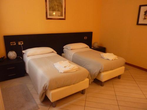 1 queen bed, 2 twin beds