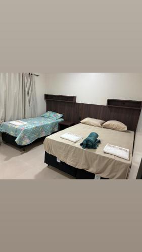 Quarto com TV 50 polegadas, frigobar, ar-condicionado e Wi Fi, sala e cozinha compartilhado in 쿠이아바 시티 센터