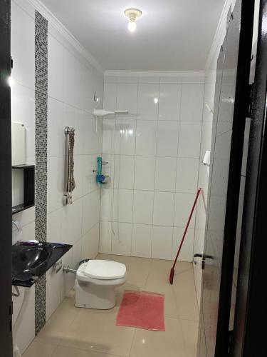 Quarto com TV 50 polegadas, frigobar, ar-condicionado e Wi Fi, sala e cozinha compartilhado in 쿠이아바 시티 센터